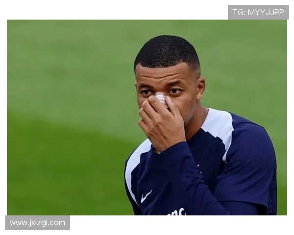 姆巴佩膝伤困扰坚持出战展现顽强斗志引发球迷热议